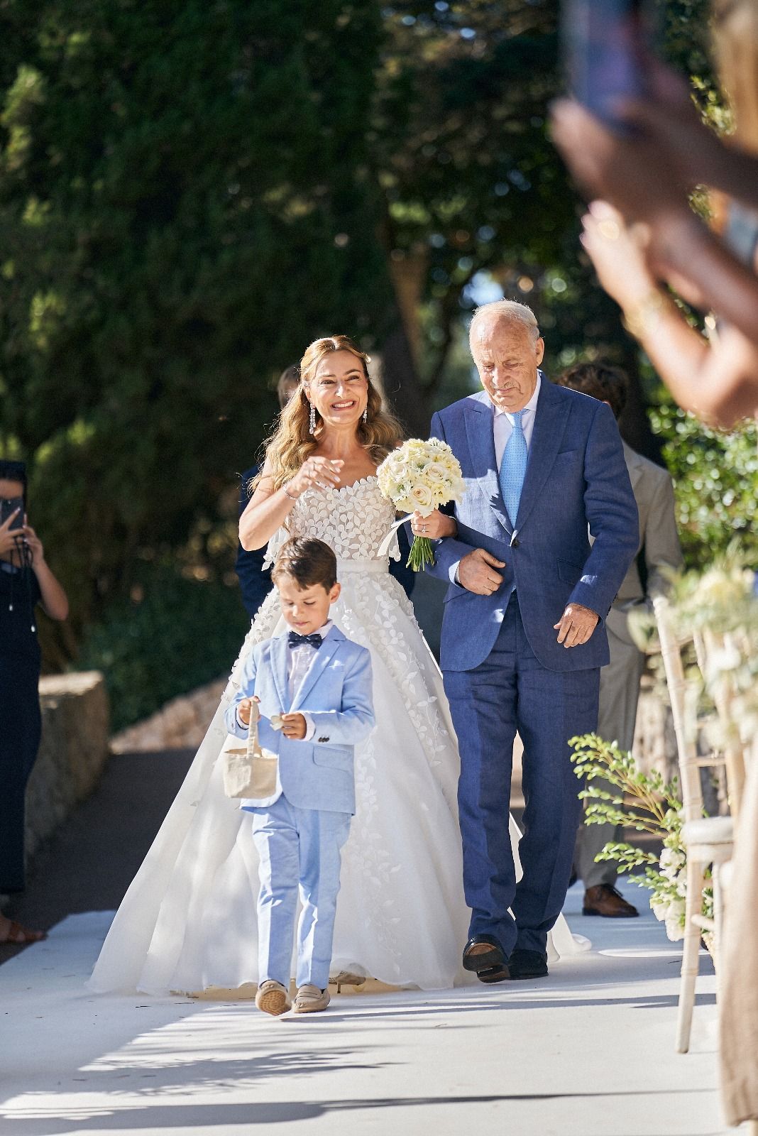 Avancée mariée vers l'autel